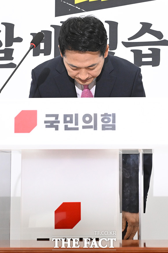 기자회견 열고 선관위 선거 소청 등 관련 발언하는 장 대표.