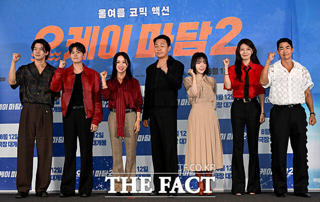 배우 이상윤, 려운, 엄정화, 박성웅, 박진주, 최수영, 배정남(왼쪽부터)가 27일 오후 서울 용산구 아이파크몰 CGV에서 열린 영화 '오케이 마담2' 언론시사회 및 기자간담회에 참석해 포즈를 취하고 있다. /박상민 기자