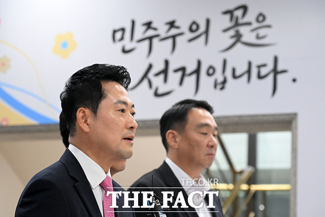 장동혁 국민의힘 대표가 리더십을 뒤흔드는 당내 공세와 중앙윤리위원회 내부 갈등이라는 겹악재에 직면했다. 사진은 장 대표가 27일 오후 경기 과천시 중앙선거관리위원회에 선거소청 심리 변론을 마치고 입장을 밝히고 있는 모습. /서예원 기자