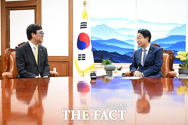 최휘영 문체부 장관 만나 대화 나누는 조정식 의장(오른쪽).