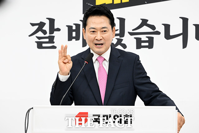 기자회견 열고 선관위 선거 소청 등 관련 발언하는 장 대표.