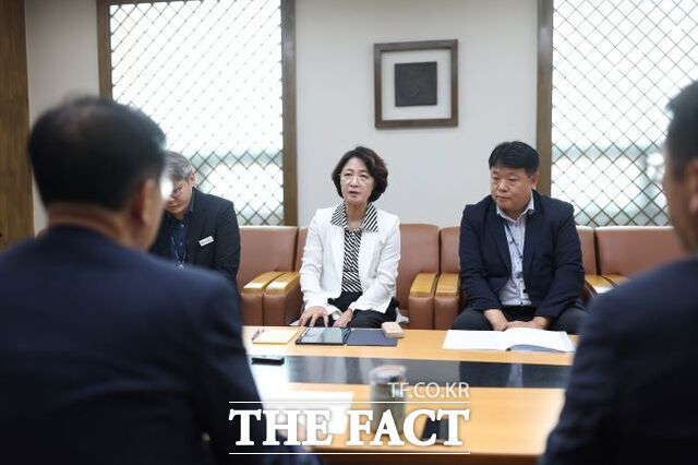추미애 경기도지사가 27일 김윤덕 국토교통부 장관을 만나 주요 철도사업의 제5차 국가철도망 구축계획 반영을 요청하고 있다. /경기도