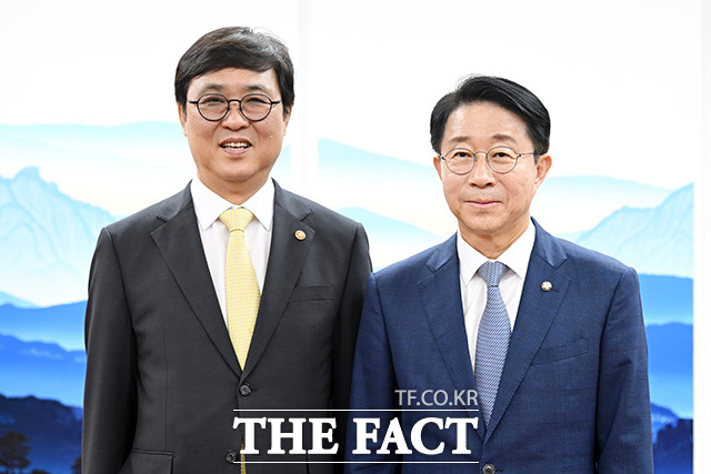 최휘영 문체부 장관 만나 대화 나누는 조정식 의장(오른쪽).
