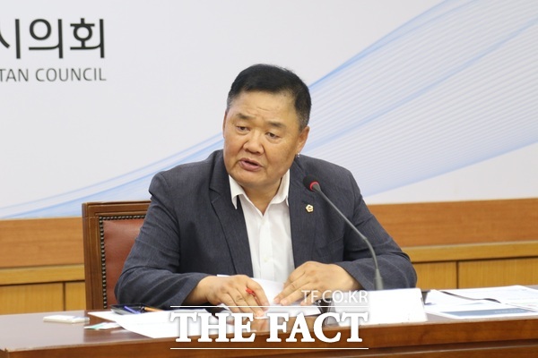 대전시의회가 27일 구본환 대전시의원을 좌장으로 대상포진 예방접종 지원 방안 모색 정책토론회를 개최했다. 구 의원이 좌장으로써 정책토론회를 진행하고 있는 모습. /정예준 기자