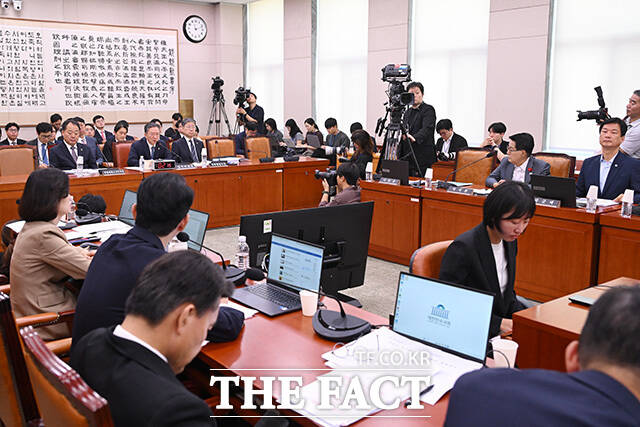 법사위 전체회의 참석해 의원 질의에 답하는 정 장관.