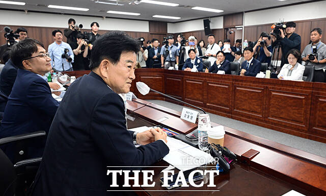 정동영 통일부 장관이 27일 오전 서울 종로구 정부서울청사에서 열린 제2차 접경지역 평화안전 연석회의에 참석해 모두발언을 하고 있다. /임영무 기자