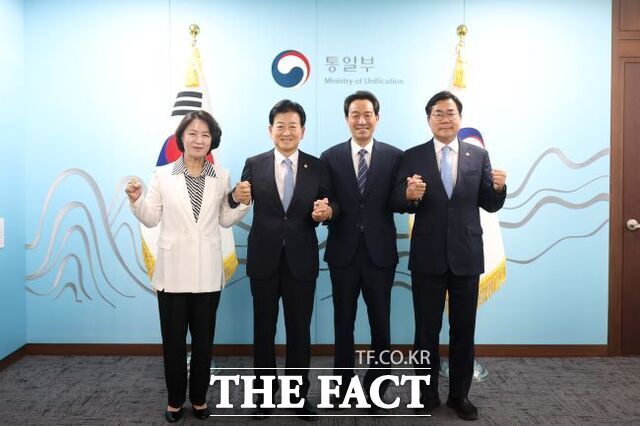 왼쪽부터 추미애 경기도지사 정동영 통일부 장관, 우상호 강원도지사, 박찬대 인천시장이 27일 제2차 접경지역 평화안전 연석회의를 마친 뒤 손을 맞잡고 기념 촬영을 하고 있다. /경기도