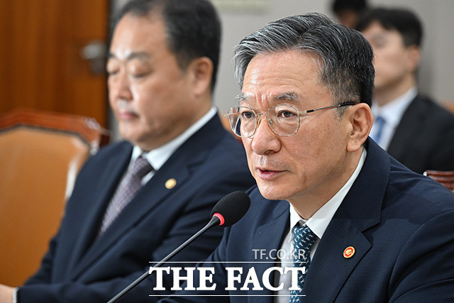법사위 전체회의 참석해 의원 질의에 답하는 정 장관.