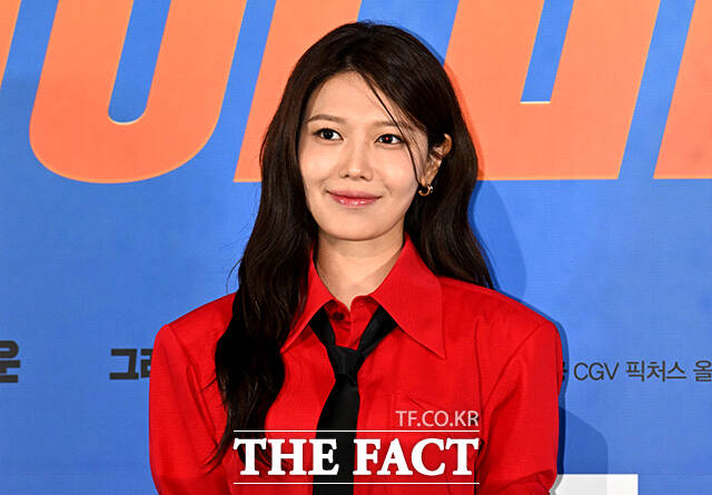 배우 이상윤, 려운, 엄정화, 박성웅, 박진주, 최수영, 배정남(왼쪽부터)가 27일 오후 서울 용산구 아이파크몰 CGV에서 열린 영화 '오케이 마담2' 언론시사회 및 기자간담회에 참석해 포즈를 취하고 있다. /박상민 기자