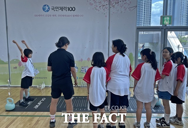 ‘2026 스포츠드림데이’ 2차 활동에 참여한 인천 지역아동센터 아동·청소년들이 미추홀구체력인증센터에서 ‘국민체력100’ 연계 체력 측정 프로그램에 참여하고 있다./한국스포츠레저