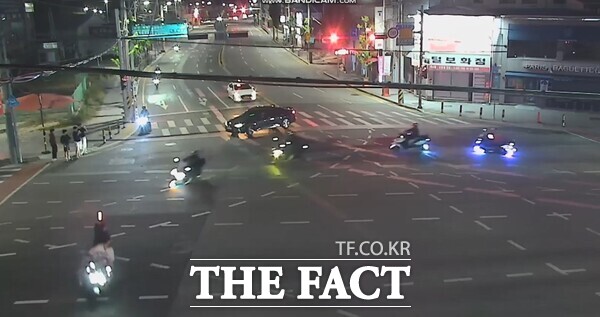 지난 5월 6일 오전 0시 25분 경 대전 동구 성남동 일대에서 오토바이와 차량을 이용해 집단 폭주를 하고 있는 모습이 CCTV에 포착된 모습. /대전경찰청 제공