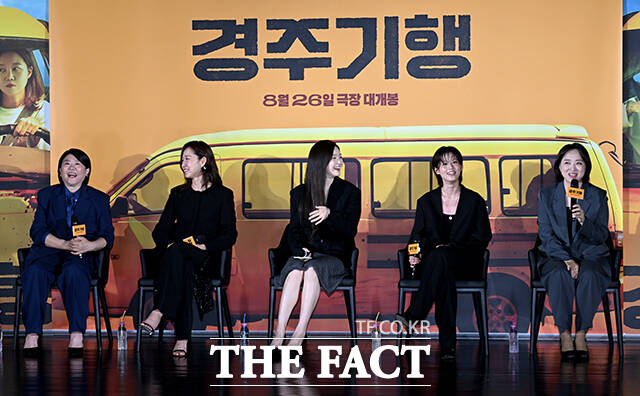 배우 공효진, 이정은, 박소담, 이연(왼쪽부터)이 27일 오전 서울 광진구 롯데시네마 건대입구점에서 열린 영화 '경주기행' 제작보고회에 참석해 포즈를 취하고 있다. /박상민 기자
