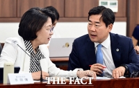  대화 나누는 추미애 경기지사와 박찬대 인천시장 [포토]