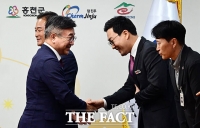  이동석 충주시장과 인사 나누는 윤호중 행정안전부 장관 [포토]