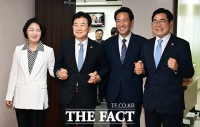  회의 앞두고 손 맞잡은 정동영-추미애-우상호-박찬대 [포토]