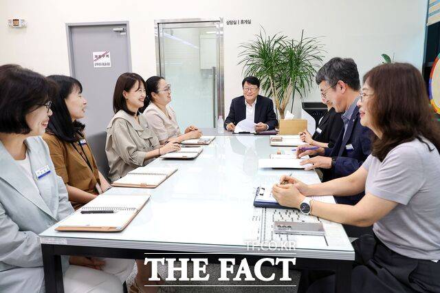 28일 오석진 대전시교육감이 민원봉사실 담당자들과 '교육감과 함께하는 민원 현장 소통간담회'를 갖고 있다. /대전시교육청