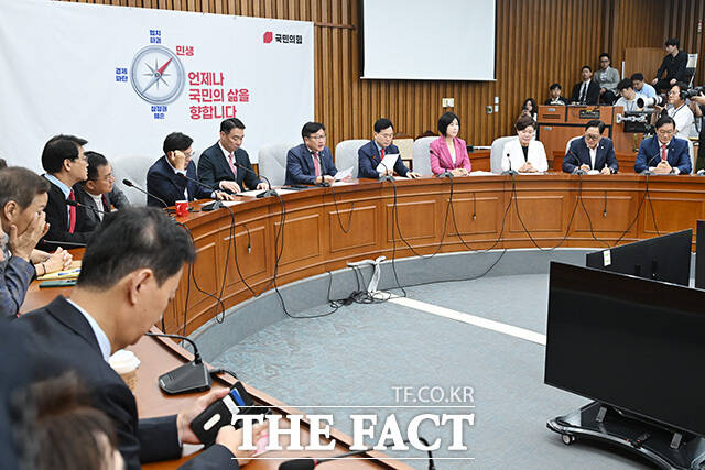 원내대책회의에서 발언하는 정 원내대표(가운데).