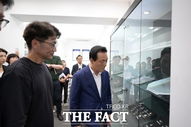 백성현 논산시장(오른쪽)이 27일 논산시에 본사와 생산 시설을 둔 이차전지 전문기업 루트제이드(에노빅스 코리아)를 방문해 관계자로부터 설명을 듣고 있다. /논산시