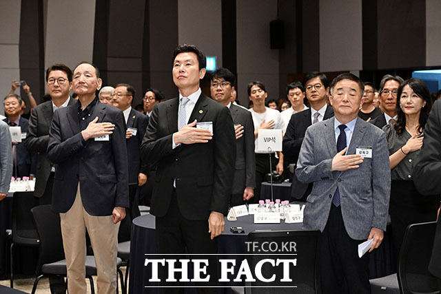 김기정 한국인터넷신문협회 회장(두 번째 줄 오른쪽 일곱 번째)과 한동섭 인터넷신문대상 심사위원장(두 번째 줄 오른쪽 여덟 번째), 남윤호 더팩트 기자(앞줄 오른쪽 여섯번째)를 비롯한 보도 부문 수상자들이 28일 오후 서울 중구 한국프레스센터에서 열린 '2026 인터넷신문 언론 대상' 시상식을 마친 뒤 기념 촬영을 하고 있다. /김성렬 기자