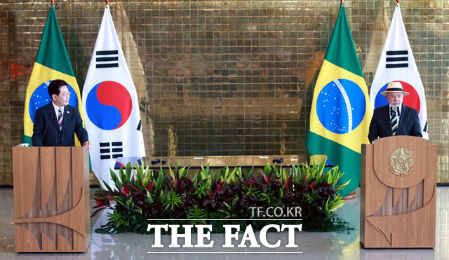 이재명 대통령과 루이스 이나시우 룰라 다 시우바 브라질 대통령이 27일(현지시간) 브라질 브라질리아 대통령관저에서 공동언론발표를 마치고 기념촬영을 하고 있다. /브라질리아=뉴시스