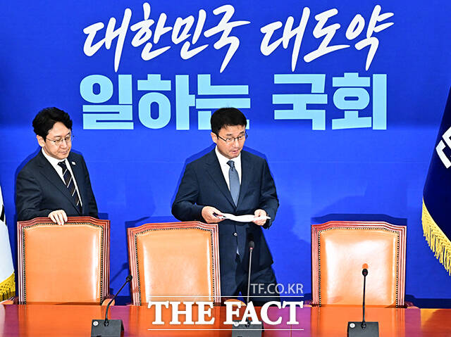 한병도 더불어민주당 대표 겸 원내대표(오른쪽)가 28일 오전 서울 여의도 국회에서 열린 원내대책회의에 참석해 모두발언을 하고 있다. /국회=배정한 기자