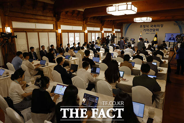 조정식 국회의장이 28일 오전 서울 여의도 국회 사랑재에서 열린 취임 첫 기자 간담회에 참석해 취재진의 질의에 답변을 하고 있다. /국회사진기자단