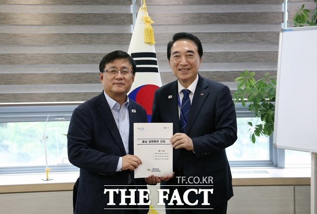박수현 충남도지사(오른쪽)가 28일 한강홍수통제소에서 김성환 기후에너지환경부 장관에게 충남도 현안이 담긴 건의서를 전달한 뒤 기념촬영을 하고 있다. /충남도