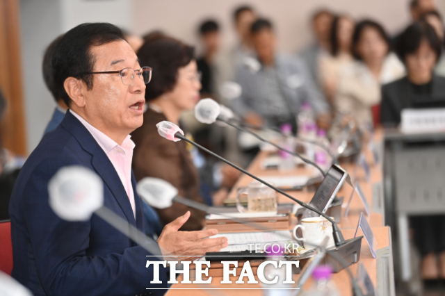 28일 하남시청 본관 대회의실에서 열린 민선9기 제1회 시민참여 주간회의에서 발언하고 잇는 이현재 하남시장. /하남시