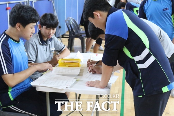 충남중학교는 체험형 프로그램을 통해 학생들이 도박에 대한 위험성을 실제로 깨달을 수 있는 체험형 교육을 진행하는 가운데 노력존을 선택한 학생들이 도박 예방 4행시를 짓고 있다. /정예준 기자