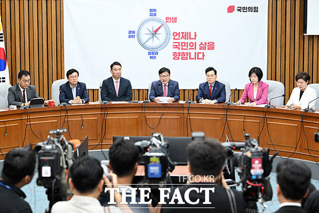 원내대책회의에서 발언하는 정 원내대표(가운데).