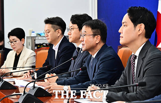 한병도 더불어민주당 대표 겸 원내대표(오른쪽)가 28일 오전 서울 여의도 국회에서 열린 원내대책회의에 참석해 모두발언을 하고 있다. /국회=배정한 기자