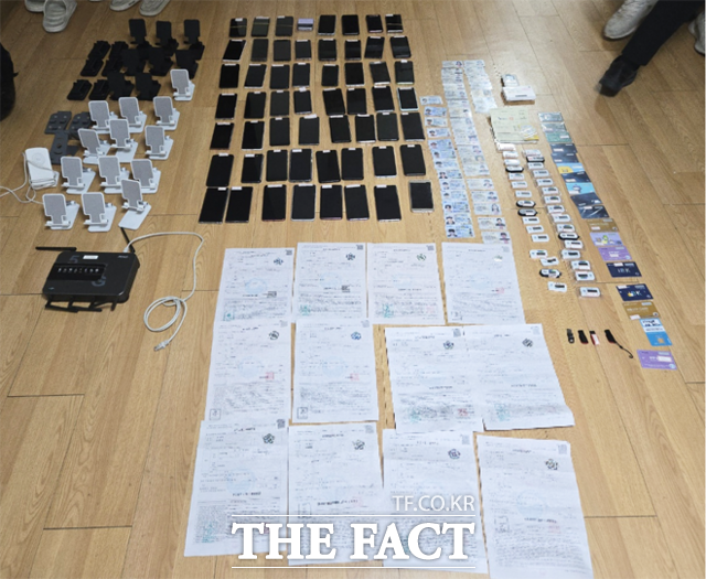 범행에 사용된 대포폰, 대포통장, 타인 신분증 압수물./경북경찰청