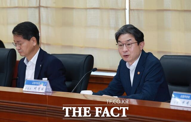이억원 금융위원장이 28일 서울 여의도 금융투자협회에서 열린 금융투자업권 간담회에 참석해 단일종목 레버리지 상품 관련 보완방향을 논의하고 있다. /금융위원회