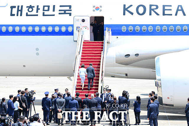 브라질 출장 중인 이재명 대통령은 27일(현지시간) 브라질리아에서 룰라 다 시우바 대통령과 정상외교 일정을 소화한 뒤 상파울루로 향했다. 이 대통령과 김혜경 여사가 24일 경기 성남시 서울공항에서 공군 1호기로 향하고 있다. /남윤호 기자