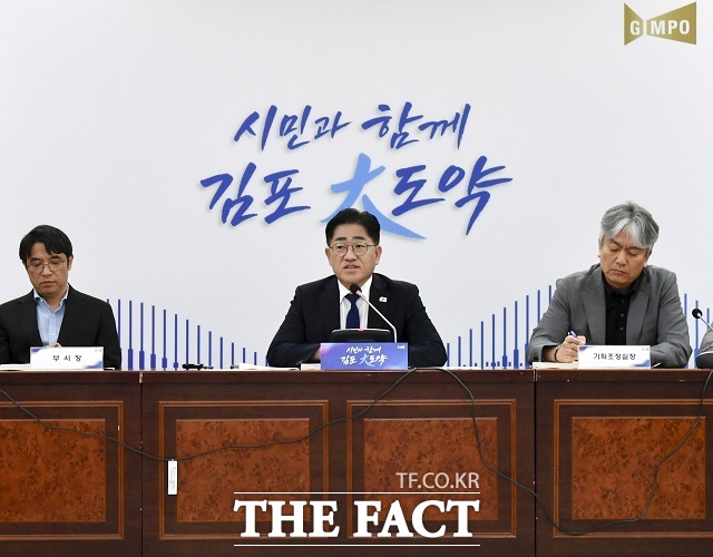 이기형 김포시장(가운데)이 지난 27일 김포시청에서 열린 민선9기 공약사항 추진계획 보고회를 주재하며 97개 공약사업의 추진 방향과 이행계획을 점검하고 있다. /김포시