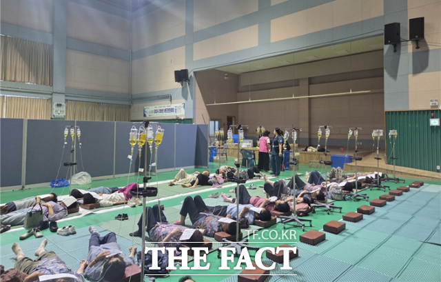 전남광주시 광양시가 의료 취약지역 농업인의 건강 증진을 위해 '농촌왕진버스 지원사업'을 추진한다. 광양읍 국민체육센터에서 주민들이 진료를 받고 있다. / 광양시