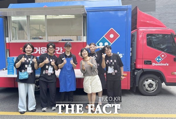 도미노피자의 사회공헌 프로그램인 도미노 희망파티카가 27일 대전대학교 산학협력단이 운영하는 2026 영재키움 SW·AI 창의융합캠프에 참여한 학생 130여 명을 위해 포테이토피자를 지원했다. /대전대학교 산학협력단