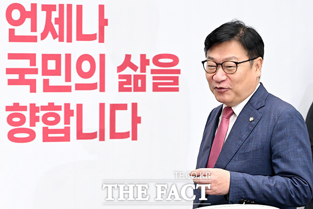 원내대책회의에서 발언하는 정 원내대표(가운데).