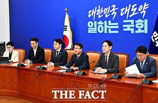 더불어민주당이 28일 충남·충북·대전·세종 지역 대의원·권리당원 투표를 시작으로 신임 당대표 및 최고위원 선출을 위한 순회경선에 돌입한다. 사진은 23일 국회에서 열린 원내대책회의에 참석해 모두발언을 하고 있는 한병도 더불어민주당 대표 겸 원내대표. /국회=배정한 기자