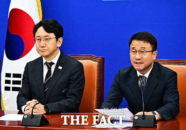 한병도 더불어민주당 대표 겸 원내대표(오른쪽)가 28일 오전 서울 여의도 국회에서 열린 원내대책회의에 참석해 모두발언을 하고 있다. /국회=배정한 기자