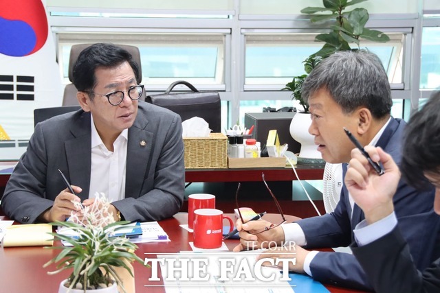 남한권 울릉군수(오른쪽)가 지역구 국회의원인 이상휘 의원을 만나 지역 현안해결을 위한 내년도 국가예산 반영을 요청했다. /이상휘 의원 SNS 갈무리