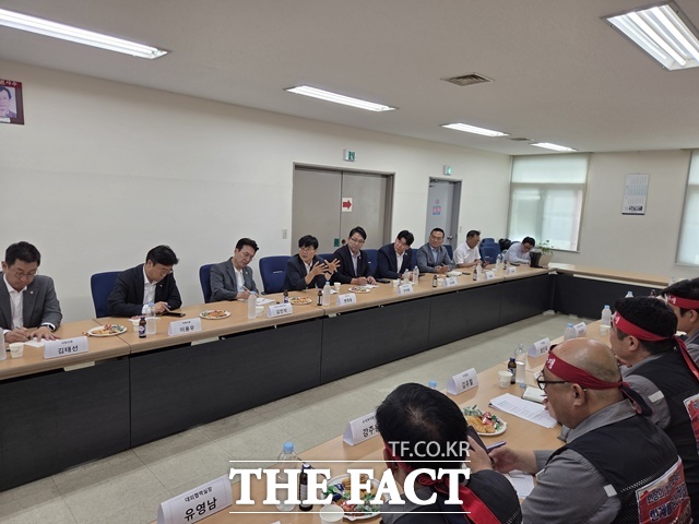 변광용 거제시장이 김민석 전 국무총리와 함께 전국금속노동조합 한화오션지회를 방문해 정책간담회를 갖고 있다. /거제시