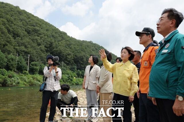 추미애 경기도지사가 28일 양평 물놀이 현장 사고 대응태세를 점검하고 있다. /경기도