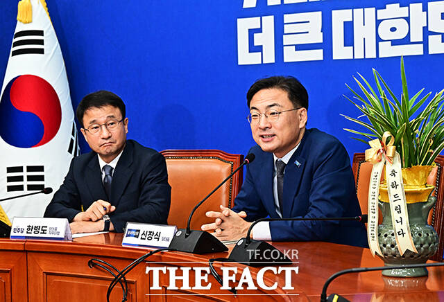더불어민주당과 조국혁신당이 합당론에는 온도 차를 보이는 가운데 정책 공조와 협력은 이어가기로 뜻을 모았다. 사진은 신장식 혁신당 신임 대표(오른쪽)가 28일 오전 서울 여의도 국회에서 한병도 민주당 대표 직무대행 겸 원내대표를 예방하며 인사말을 하고 있는 모습. /국회=배정한 기자
