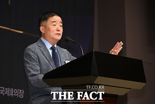 김기정 한국인터넷신문협회 회장(두 번째 줄 오른쪽 일곱 번째)과 한동섭 인터넷신문대상 심사위원장(두 번째 줄 오른쪽 여덟 번째), 남윤호 더팩트 기자(앞줄 오른쪽 여섯번째)를 비롯한 보도 부문 수상자들이 28일 오후 서울 중구 한국프레스센터에서 열린 '2026 인터넷신문 언론 대상' 시상식을 마친 뒤 기념 촬영을 하고 있다. /김성렬 기자
