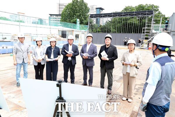 대전시 유성구의회 행정자치위원회가 28일 제287회 임시회 기간 중 유성온천 문화체험관 건립 현장을 방문해 사업추진 현황을 점검했다. /유성구의회