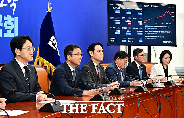 한병도 더불어민주당 대표 겸 원내대표(오른쪽)가 28일 오전 서울 여의도 국회에서 열린 원내대책회의에 참석해 모두발언을 하고 있다. /국회=배정한 기자