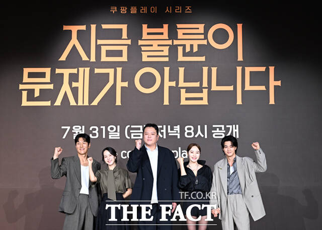 배우 김재철과 조여정, 이창희 감독, 김혜수, 김지훈(왼쪽부터)이 28일 서울 중구 앰배서더 풀만 서울 호텔에서 열린 쿠팡플레이 새 시리즈 지금 불륜이 문제가 아닙니다 제작발표회에 참석해 포즈를 취하고 있다.