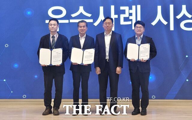목원대학교가 '대학재정지원사업 우수 사례 경진대회'에서 라이즈(앵커)사업 부문 우수상을 받은 후 기념 촬영을 하고 있다. /목원대