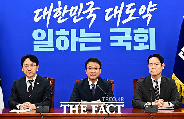 한병도 더불어민주당 대표 겸 원내대표(오른쪽)가 28일 오전 서울 여의도 국회에서 열린 원내대책회의에 참석해 모두발언을 하고 있다. /국회=배정한 기자